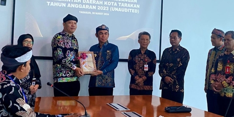 Pj Walikota Tarakan Sampaikan LKPD 2023 ke BPK
