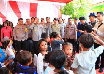 Asisten SDM Kapolri dan Rombongan Hibur Anak-anak Korban Banjir Demak di Posko Trauma Healing