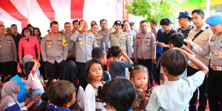 Asisten SDM Kapolri dan Rombongan Hibur Anak-anak Korban Banjir Demak di Posko Trauma Healing