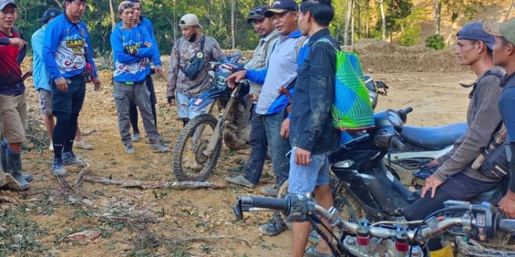 Terkait Pesawat Hilang, Wagub Yansen TP Komunikasi dengan Kepala Desa Binuang. Ini Info Terbarunya