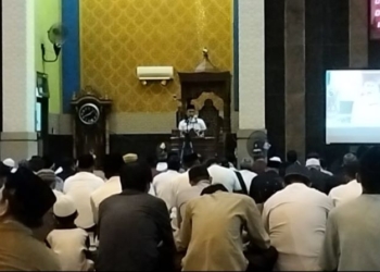 Pj Wali Kota Tarakan Salat Tarawih di Masjid Baitul Izzah