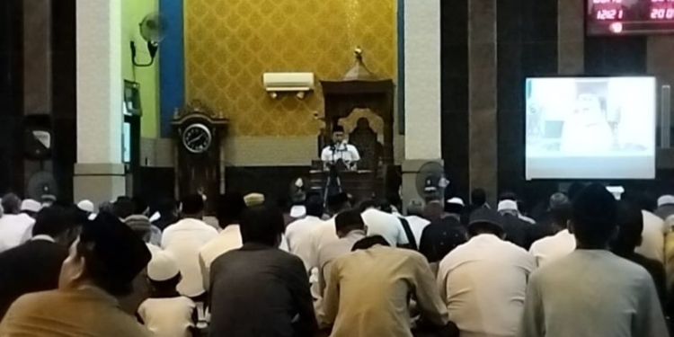 Pj Wali Kota Tarakan Salat Tarawih di Masjid Baitul Izzah