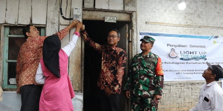 Awal Ramadan, PLN Sambung Listrik Gratis 2.920 Keluarga Prasejahtera Dari Donasi Pegawai di Berbagai Daerah