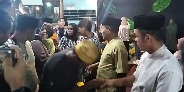Pj Wali Kota Buka Puasa Bersama Gubernur dan Sopir Angkot, Buruh TKBM serta Ojek  