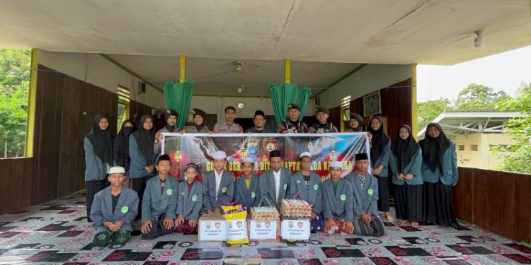Momentum Ramadan, Ditsamapta Polda Kaltara Bagikan Paket Sembako kepada Santri