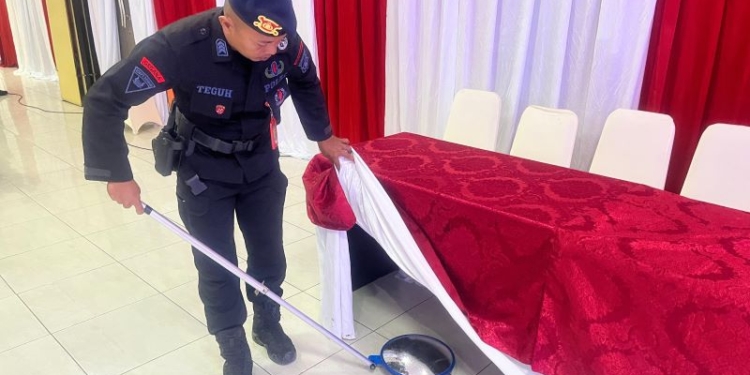 Tim Gegana Satuan Brimob Polda Kaltara Laksanakan Sterilisasi Lokasi Rapat Pleno Terbuka