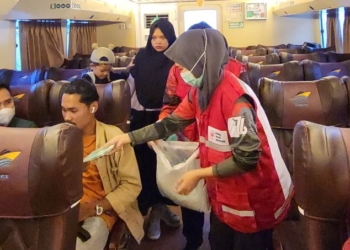 Cegah Penyakit Menular, PMI Tarakan Bagikan Masker ke Penumpang