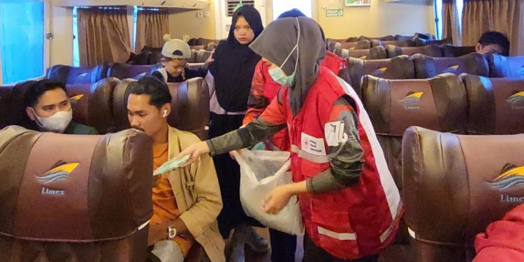 Cegah Penyakit Menular, PMI Tarakan Bagikan Masker ke Penumpang