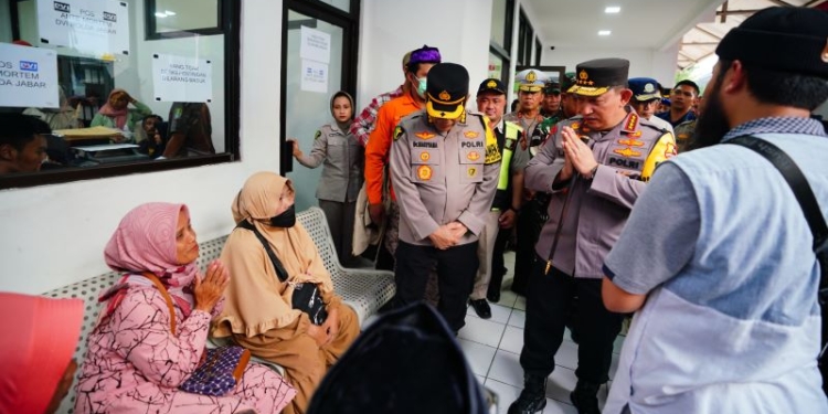 Kapolri Pastikan Beri Pelayanan Terbaik Bagi Keluarga Korban Kecelakaan Tol Cikampek