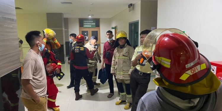 Pasien dan Pengunjung RSUD dr. H. Jusuf SK Keluar Rumah Sakit, Diduga Terjadi Kebakaran