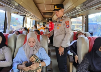 Operasi Ketupat Kayan 2024, Porsonel Kepolisian Laksanakan Pengamanan Arus Balik di Terminal Damri