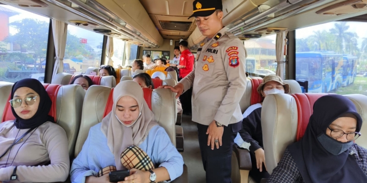 Operasi Ketupat Kayan 2024, Porsonel Kepolisian Laksanakan Pengamanan Arus Balik di Terminal Damri