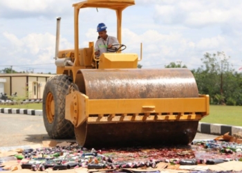 Polda Kaltara Musnahkan Ratusan Botol Miras