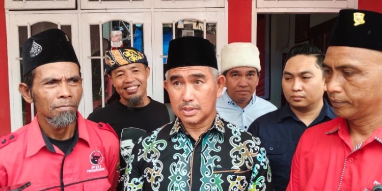 Bakal calon Walikota Tarakan, Khairul (tengah) memberikan keterangan pers di Sekretariat DPC PDI Perjuangan Tarakan, Rabu (24/4/2024). (foto: jendelakaltara.co)