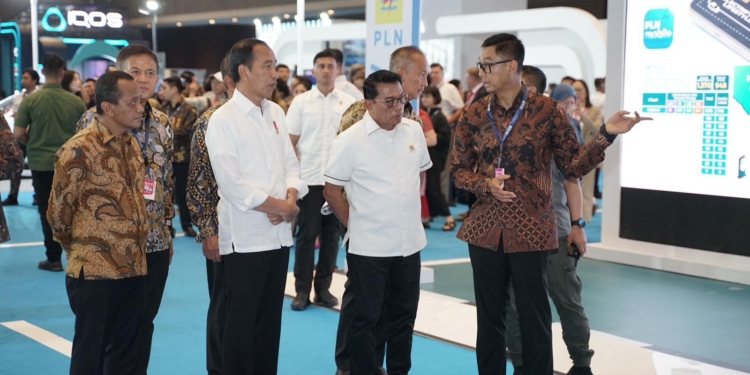 Dikunjungi Presiden Jokowi, Dirut PLN Paparkan Kesiapan Ekosistem Kendaraan Listrik di Booth PLN di PEVS 2024