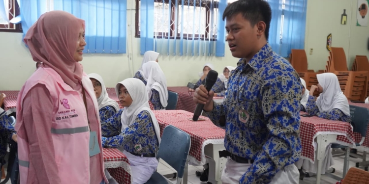 Gelorakan Semangat Kartini Lewat Edukasi, Srikandi PLN Sharing Bahaya Listrik DI SMPN 5 Balikpapan