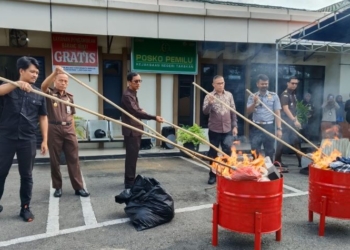 Kejari Tarakan Musnahkan Barang Bukti dari 77 Perkara Berkekuatan Hukum Tetap