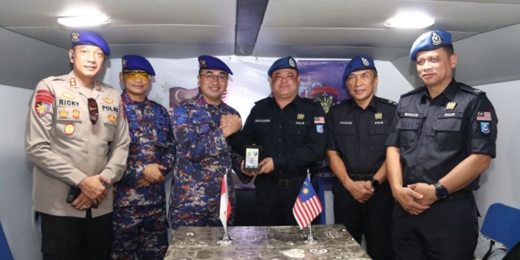 Ditpolairud Polda Kaltara Laksanakan Rendezvous dengan Pasukan Polis Marin Wilayah 4 Sabah
