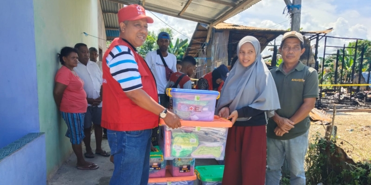 PMI Tarakan Serahkan Bantuan untuk Warga Terdampak Kebakaran di Kampung Satu