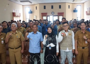 Bupati Bulungan, Syarwani, S.Pd, M.Si bersama tamu undangan dan rutusan mahasiswa UBT yang akan KKN di Bulungan. (foto: Bagian Prokompim Setda Bulungan)