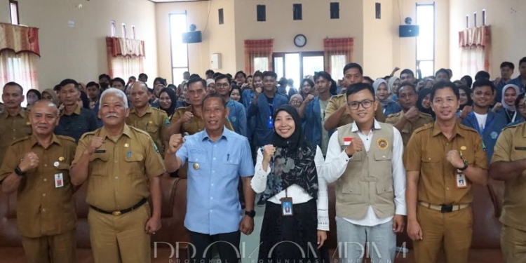 Bupati Bulungan, Syarwani, S.Pd, M.Si bersama tamu undangan dan rutusan mahasiswa UBT yang akan KKN di Bulungan. (foto: Bagian Prokompim Setda Bulungan)