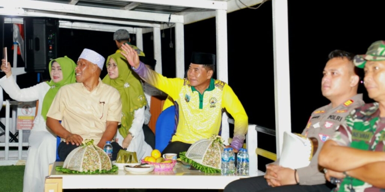 Gubernur Zainal Saksikan Pawai Takbir Perahu Hias di Sungai Kayan