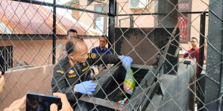 Ratusan Kg Komoditi Hewan, Tumbuhan dan Ikan asal Malaysia Tanpa Dokumen Dimusnahkan