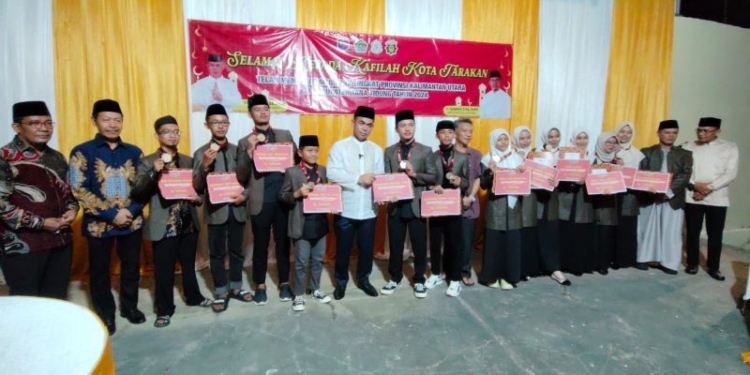 Apresiasi Kafilah Tarakan, Pj Walikota Bustan Serahkan Bonus bagi Qori dan Qoriah Berprestasi