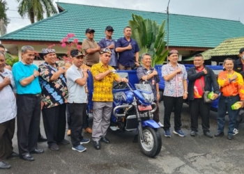 Pj Wali Kota Tarakan Serahkan Simbolis Kendaraan Roda 3 dan Gerobak Sampah