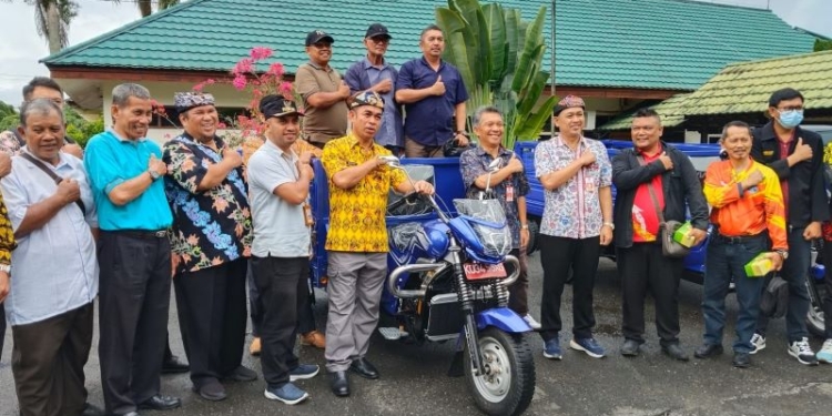 Pj Wali Kota Tarakan Serahkan Simbolis Kendaraan Roda 3 dan Gerobak Sampah