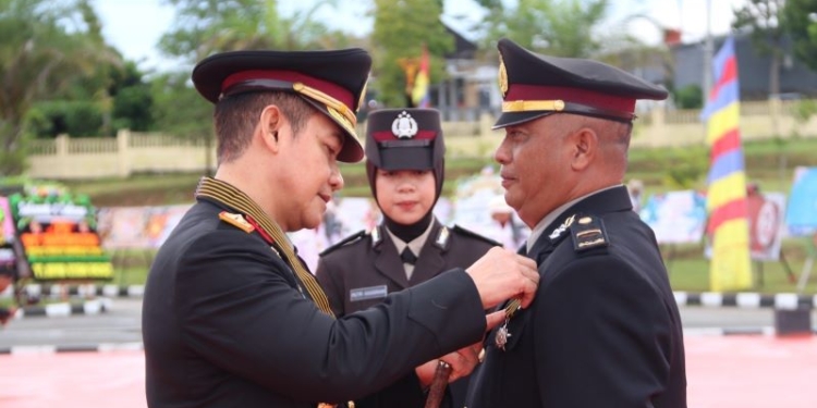 Kapolda Kaltara Beri Tanda Kehormatan dan Penghargaan di Hari Bhayangkara ke-78