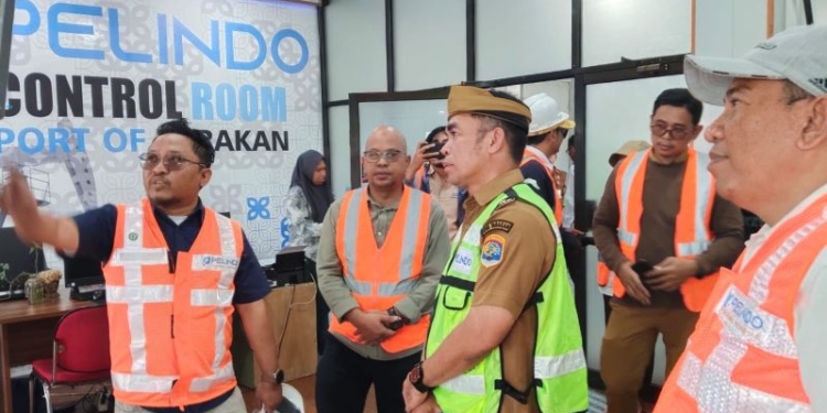 Pastikan Distribusi Bahan Pokok Penting Lancar, Pj Wali Kota Tarakan Pantau Kegiatan Bongkar di Pelabuhan Malundung