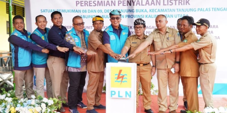 Permukiman Transmigrasi Tanjung Buka Tersambung Aliran Listrik