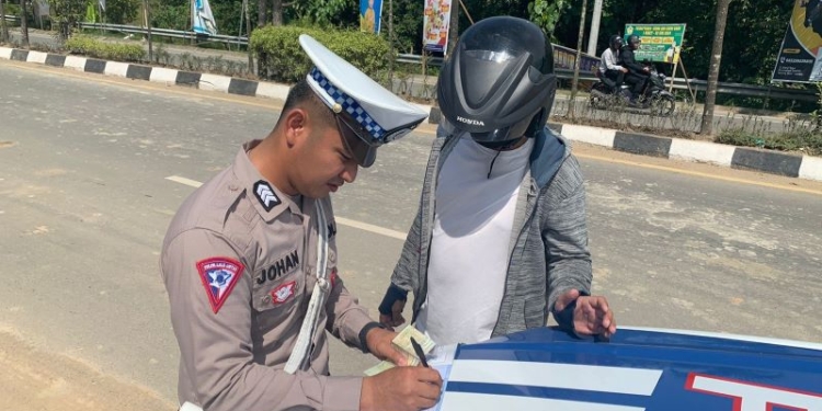 Hari kedua Operasi Patuh Kayan 2024, Ditlantas Polda Kaltara Beri Tindakan Tilang