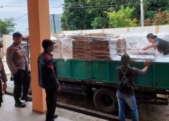 Personel Polda Kaltara Kawal Pergeseran Kotak Suara ke Gudang KPU Tarakan