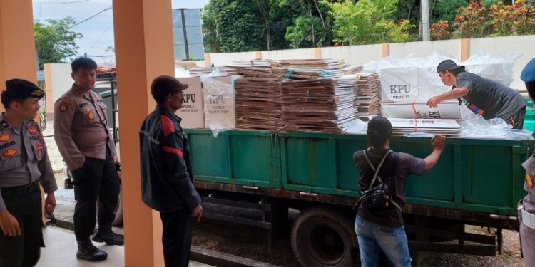 Personel Polda Kaltara Kawal Pergeseran Kotak Suara ke Gudang KPU Tarakan