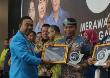 Gubernur Kaltara Terima Penghargaan Sebagai Tokoh Peduli Pemuda Indonesia