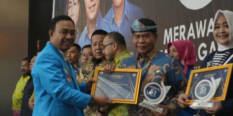 Gubernur Kaltara Terima Penghargaan Sebagai Tokoh Peduli Pemuda Indonesia