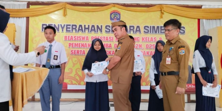 Pemberian Beasiswa Diharapkan Memotivasi Siswa Lain Berprestasi