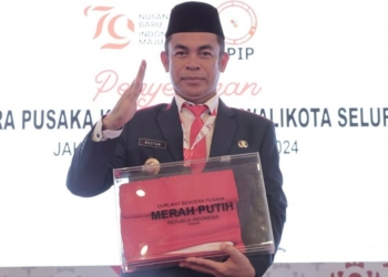 Pj Wali Kota Tarakan Bustan Bangga Terima Duplikat Bendera Pusaka