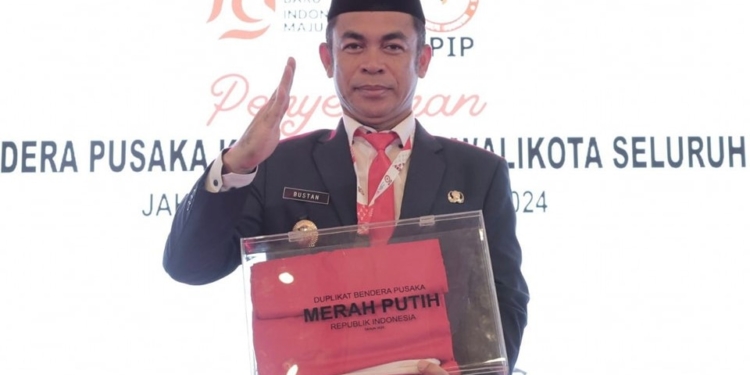 Pj Wali Kota Tarakan Bustan Bangga Terima Duplikat Bendera Pusaka