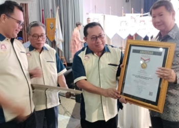 Prabowo Subianto Terima Pin Emas dari SMSI atas Dedikasinya Jaga Demokrasi