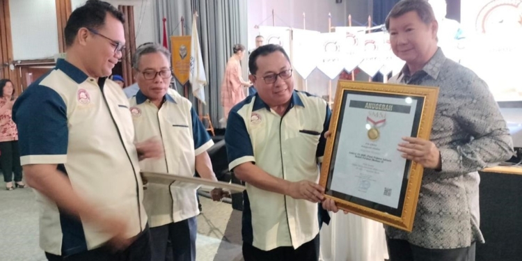 Prabowo Subianto Terima Pin Emas dari SMSI atas Dedikasinya Jaga Demokrasi
