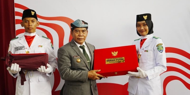 Gubernur Bawa Duplikat Bendera Pusaka ke Kaltara