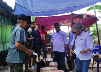 Peduli Kebakaran di RT 02 Karang Anyar Pantai, Khairul dan Istri Serahkan Bantuan