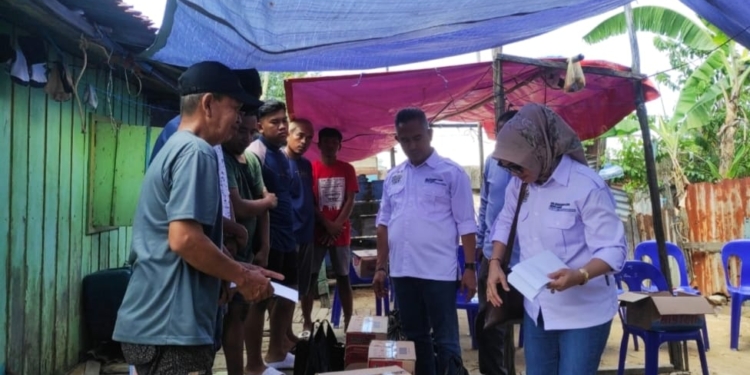 Peduli Kebakaran di RT 02 Karang Anyar Pantai, Khairul dan Istri Serahkan Bantuan
