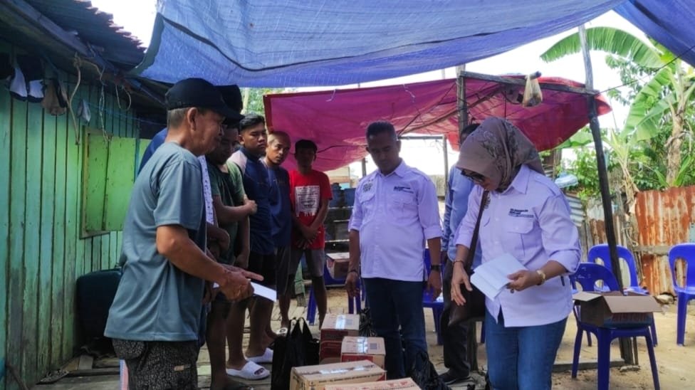 Peduli Kebakaran di RT 02 Karang Anyar Pantai, Khairul dan Istri Serahkan Bantuan