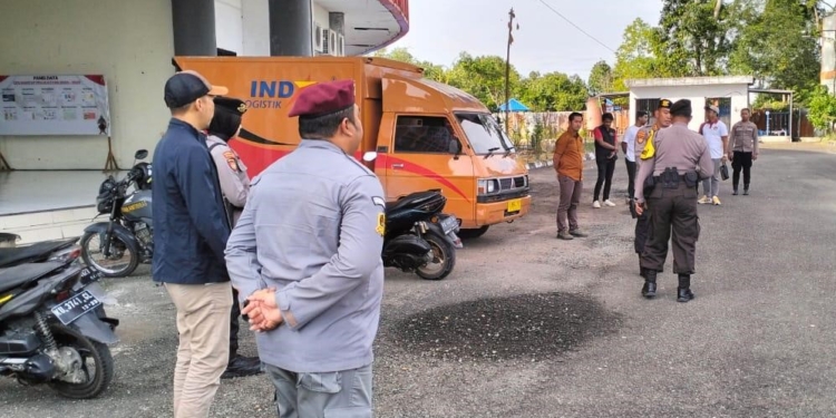 Polda Kaltara Turut Kawal Logistik Pilkada ke KTT dan Malinau