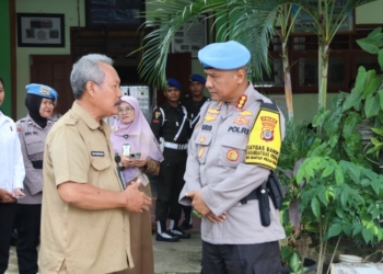 Sinergitas Polri – TNI, Bantu Sepatu Sekolah kepada Siswa SMPN 1 Tanjung Selor