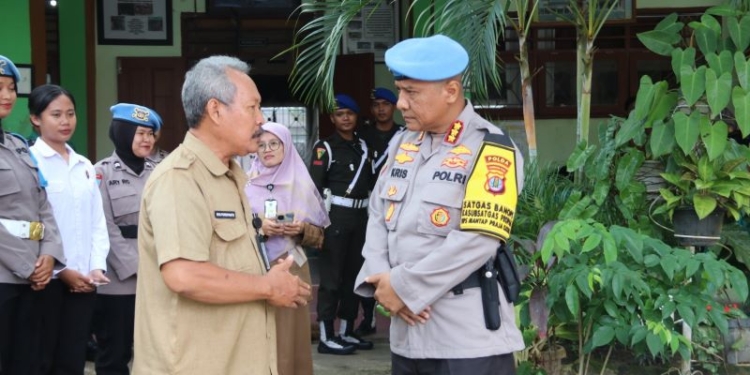 Kabid Propam Polda Kaltara, Kombes Pol Krishadi Permadi (kanan) berdiskusi dengan pihak SMPN 1 Tanjung Selor. (foto: Humas Polda Kaltara)